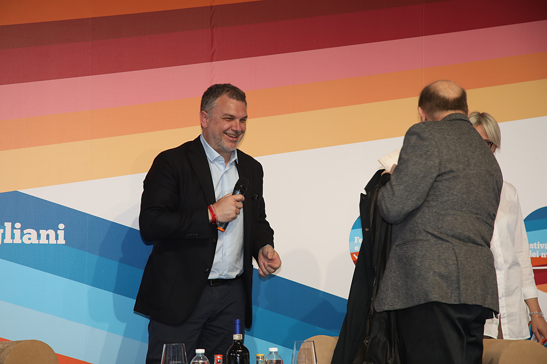 Festival della TV e dei Nuovi Media 2019_282.jpg - La percezione della legalità e dei diritti Tempi della giustizia e certezza della pena, burocrazia ossessiva, corruzione diffusa, criminalità che sembra controllare intere aree del Paese.  Legalità e diritti sono percepiti solo come concetti astratti ? Repressione e propaganda sono le uniche risposte possibili? Lirio Abbate e Gustavo Zagrebelsky.